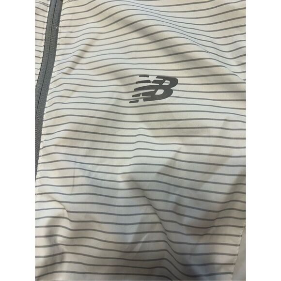 New Balance Women’s Gray White Striped Windbreaker Jacket Full Zip Size Small - Picture 4 of 11